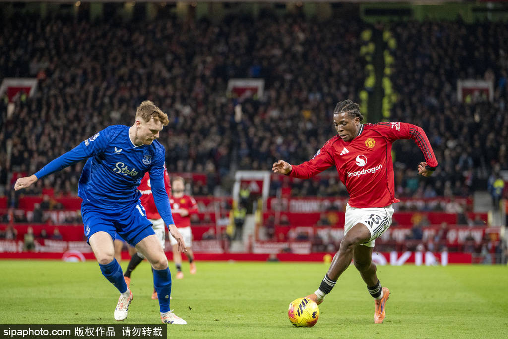 被球迷喷得退出国家队的吴曦，其实是郑智后最强后腰，场上也很拼